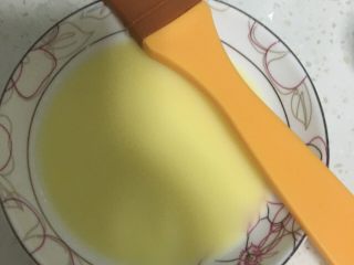 12、蛋黄月饼,配好蛋液刷于表面，蛋黄水（蛋黄：水 1:4）