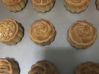 13、蛋黄月饼,再次放入烤箱烤十分钟，冷却装袋等回油。