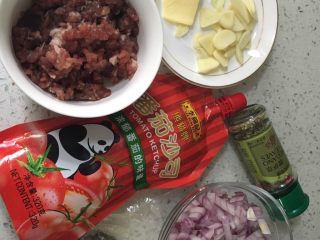 1、意大利面酱,准备材料（淀粉和盐忘记入镜了）