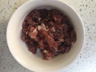 2、意大利面酱,牛肉切碎，放入盐、黑胡椒粉、披萨草，拌匀备用。