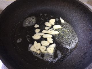 4、意大利面酱,放入蒜片煸香。