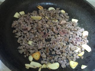 5、意大利面酱,放入牛肉翻炒，断生。