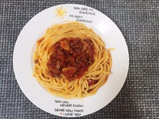 9、意大利面酱,做好后可以装瓶，放入冰箱冷藏，可保存5天左右。