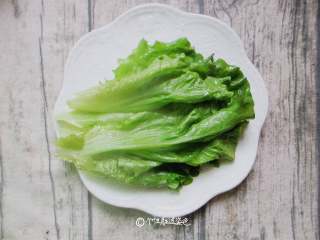 5、蒜蓉芝麻酱淋生菜,想吃爽脆的抄15秒钟就可出锅，因为生菜本来就可生吃的。捞出来装盘。