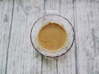 6、蒜蓉芝麻酱淋生菜,芝麻酱放到小碗里，加一点温水划散开，加入1勺生抽、一勺白糖、两勺白醋，1勺香油，少许食盐搅拌均匀