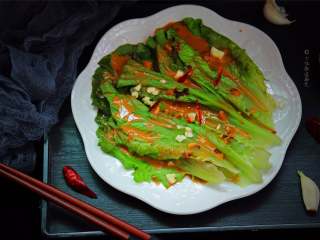 10、蒜蓉芝麻酱淋生菜,给人带来清爽利口的美好感受