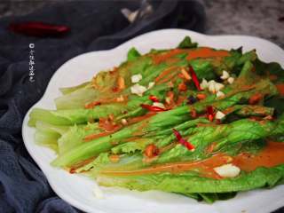 12、蒜蓉芝麻酱淋生菜,怕酱汁热量高还可以自己控制哦，简单快手好做。