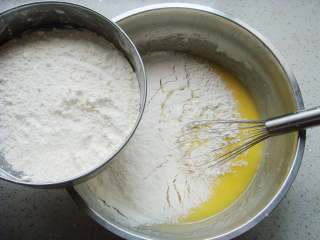 5、芝麻桃酥,再次搅拌均匀，筛入低筋面粉。