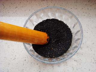 13、芝麻桃酥,擀面杖的一端沾上少许水，沾上黑芝麻。