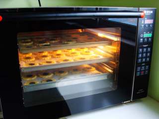 15、芝麻桃酥,热风炉烤箱，提前预热：170度，烤25分钟。