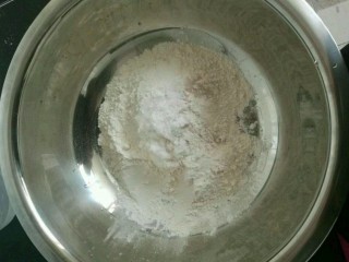 1、自制披萨和面托,上面的配方都是面托的配方，按照比例称好和成面团，水可以分次放