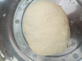 2、自制披萨和面托,接下来就是面团醒发，给大家科普一下，醒面的最佳环境是35度左右，湿度在60-80%左右，烤箱有醒发功能的最好了，用小喷壶表面喷些水，醒发就好了，没有醒发功能的烤箱可以自己创造一下醒发条件????