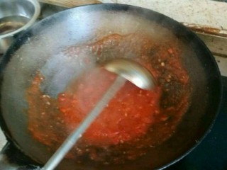 3、自制披萨和面托,醒面的时间就可以做酱了，其实披萨酱没有那么神秘，主要就是一种叫阿里根奴的香料，有了它一切就简单了