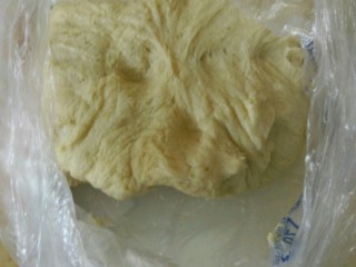 5、自制披萨和面托,经过醒发，面团变的松软，醒发的程度是体积涨发到原来的两倍左右