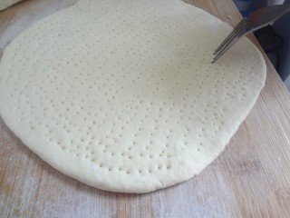 6、自制披萨和面托,下面就是擀面托了，这个配方能做三到四个面托，大小自己掌握吧????，擀好后用叉子扎满小眼进行第二次醒发