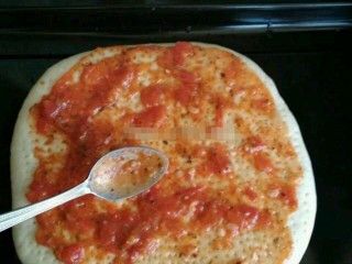 8、自制披萨和面托,醒发好后抹匀炒好的酱，注意不要抹太多