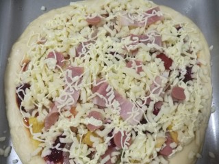 9、自制披萨和面托,接下来就是自由发挥摆东西了，这个就不用我介绍了吧，撒上马苏里拉芝士，表面我又挤了一些沙拉酱，这样更好吃