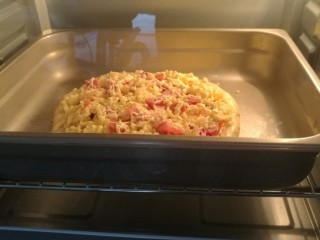 10、自制披萨和面托,下面就要进烤箱喽，上下层温度180/170左右，烤十几分钟，过程中注意看表面颜色成金黄色就可以啦????