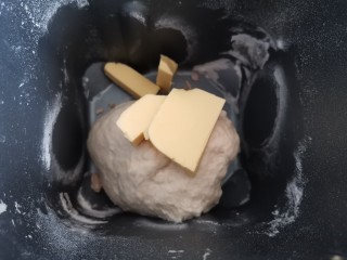 1、黑椒牛肉披萨,配方中面粉，糖，盐，酵母，蛋液，牛奶加入面包机桶中，打一个程序20分钟。加入黄油，继续打一个程序。