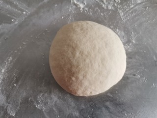 2、黑椒牛肉披萨,今天用的是一次发酵法。打好的面团滚圆，