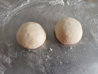 3、黑椒牛肉披萨,分成四份。这里另外两份放冰箱冷冻了。今天只做两份。