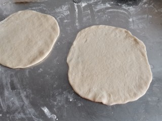 4、黑椒牛肉披萨,擀薄。