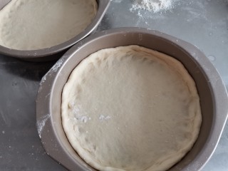 5、黑椒牛肉披萨,放到八寸的模具里。