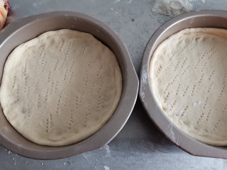 6、黑椒牛肉披萨,用叉子在上面叉一些洞洞。防止考的时候鼓起来