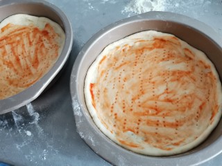 7、黑椒牛肉披萨,抹上少许的披萨酱。