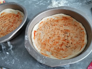 8、黑椒牛肉披萨,撒上黑椒碎。