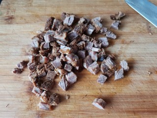 9、黑椒牛肉披萨,熟牛肉切成小丁。