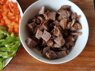 10、黑椒牛肉披萨,放在碗里，待用。