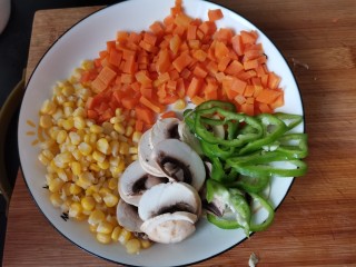 11、黑椒牛肉披萨,准备一些蔬菜胡萝卜玉米蘑菇青椒等，最好是放微波炉里打两到三分钟去除1些水分。