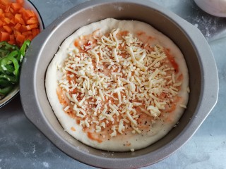 12、黑椒牛肉披萨,在披萨底最下层撒上少许的马苏里拉芝士。