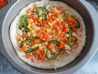 13、黑椒牛肉披萨,撒上蔬菜。