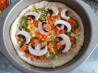 14、黑椒牛肉披萨,自己的喜欢搭配食材。