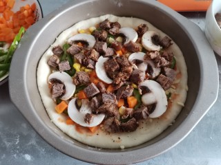 15、黑椒牛肉披萨,撒上熟的牛肉粒。