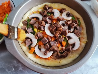 16、黑椒牛肉披萨,四周刷上蛋液，烤的时候上色好看。