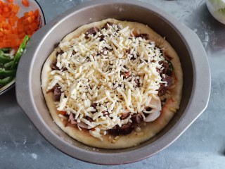 17、黑椒牛肉披萨,最上面再撒上适量的马苏里拉芝士，喜欢芝士的可以多撒一点。