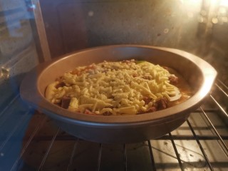 18、黑椒牛肉披萨,烤箱提前200度预热，烘烤15到20分钟。