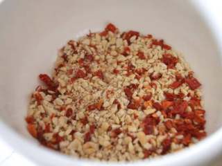 1、口水鸡,花生弄碎、跟烤芝麻、干辣椒和盐放在一个中碗里，放在一边。