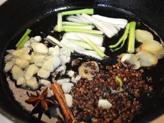 2、口水鸡,在平底锅里用小火加热油，加入葱、姜、蒜、八角、桂皮棒和花椒。 炒到所有的东西都呈现出棕色、皱纹和芳香。