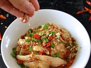 6、口水鸡,再加点芝麻花生碎。