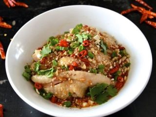 7、口水鸡,加入香菜。