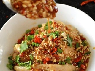 10、口水鸡,这样鸡肉味道会更好。