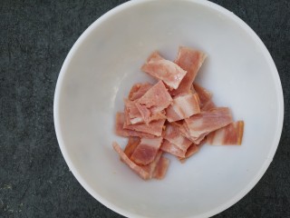 2、自制培根披萨,然后切小块