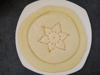 3、自制培根披萨,准备一个披萨饼底,这是买现成的