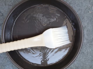 7、自制培根披萨,准备一个六寸烤盘,刷点橄榄油