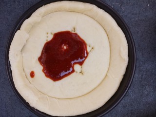 9、自制培根披萨,然后刷上一勺披萨酱