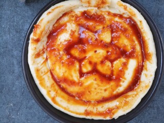 10、自制培根披萨,刷匀